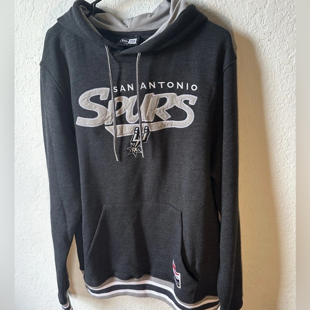 Men’s Medium San Antonio Spurs NEW ERA Charcoal Stitched Pullover Hoodie NEW